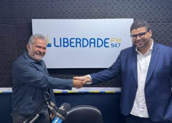 Rayce Teles (dir.) posando para  foto na compra da Liberdade FM