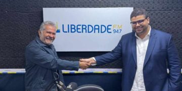 Rayce Teles (dir.) posando para  foto na compra da Liberdade FM