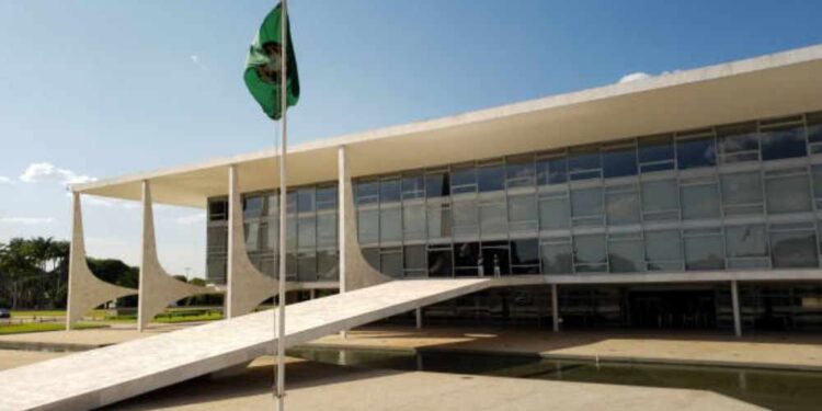 Lula tem reunião com ministros para agir contra tarifas dos Estados Unidos