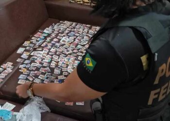 Fotos de idosos usadas em fraudes previdenciárias encontradas pela Polícia Federal em 2023