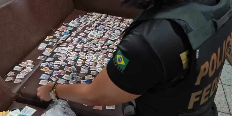 Fotos de idosos usadas em fraudes previdenciárias encontradas pela Polícia Federal em 2023