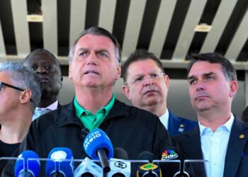 PF encontra pen drive, dólares e documento contra Moraes na casa de Bolsonaro