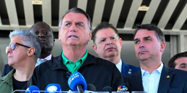 PF encontra pen drive, dólares e documento contra Moraes na casa de Bolsonaro