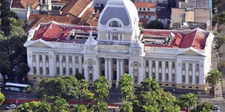 Vagas para níveis médio e superior com cadastro de reserva