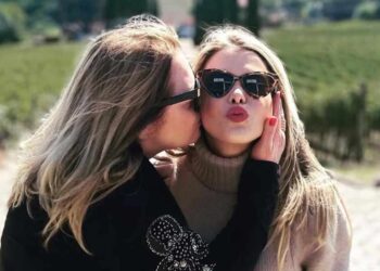 Mãe de Maria Eduarda faz homenagem e prepara depoimento sobre tragédia