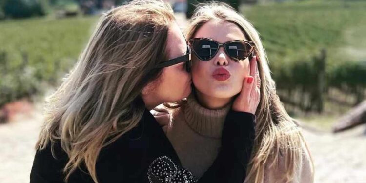 Mãe de Maria Eduarda faz homenagem e prepara depoimento sobre tragédia