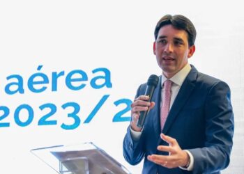 Programa Voa Brasil previa passagens a R$ 200 para aposentados do INSS e estudantes.