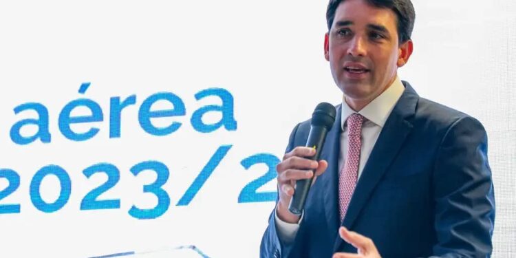 Programa Voa Brasil previa passagens a R$ 200 para aposentados do INSS e estudantes.