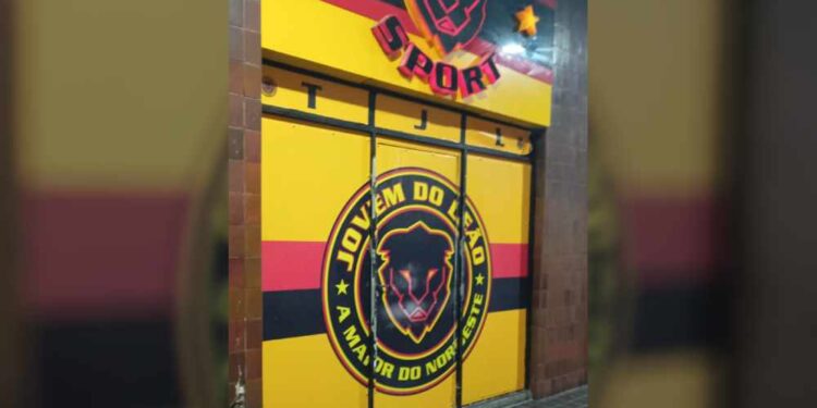 Polícia Militar interdita sede da Torcida Jovem do Sport e busca dirigente por ameaças a jogadores - Foto: Genival Paparazzi