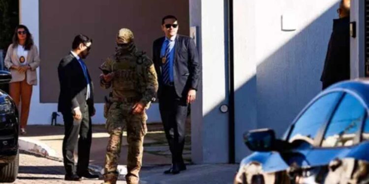 Polícia Federal realizou operação de busca e apreensão na casa de Bolsonaro, em Brasília. Foto: Wilton Junior/Estadão