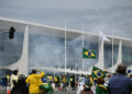 Manifestantes na Praça dos Três Poderes, em Brasília, em 8 de janeiro de 2023. (Foto: André Borges/EFE)