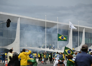 Manifestantes na Praça dos Três Poderes, em Brasília, em 8 de janeiro de 2023. (Foto: André Borges/EFE)