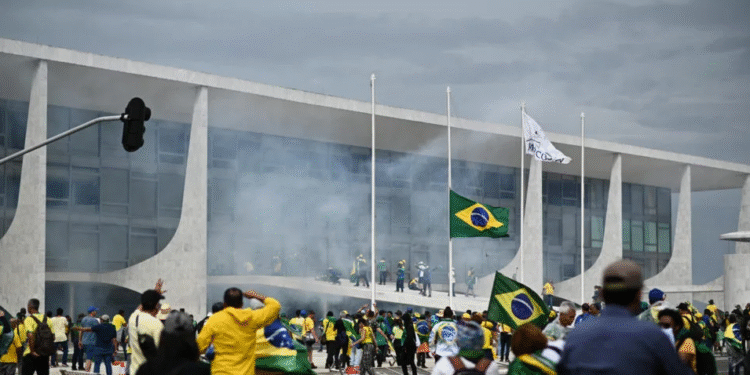Manifestantes na Praça dos Três Poderes, em Brasília, em 8 de janeiro de 2023. (Foto: André Borges/EFE)