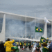 Manifestantes na Praça dos Três Poderes, em Brasília, em 8 de janeiro de 2023. (Foto: André Borges/EFE)
