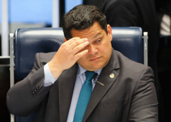 Davi Alcolumbre mudou radicalmente de posição em 24 horas.