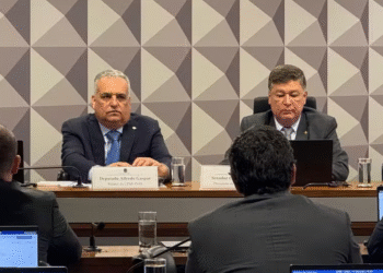 Relator da CPI do INSS, dep. Alfredo Gaspar (União-AL), e o presidente da comissão, senador Carlos Viana (Podemos-MG). Foto: Kevin Lima/g1