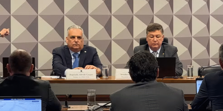 Relator da CPI do INSS, dep. Alfredo Gaspar (União-AL), e o presidente da comissão, senador Carlos Viana (Podemos-MG). Foto: Kevin Lima/g1