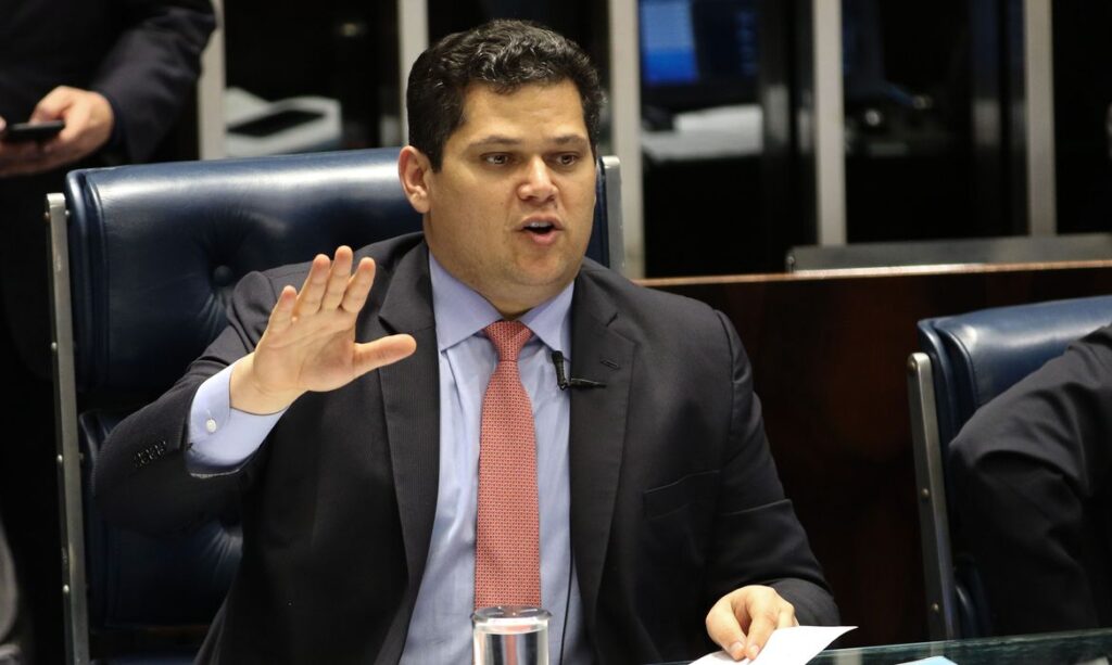 ‘Nem com 81 assinaturas’, dispara Alcolumbre sobre pautar impeachment de Moraes