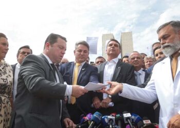 Flávio propõe “pacote da paz” com anistia e impeachment de Moraes