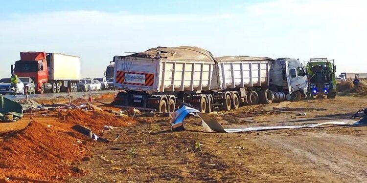 Acidente entre carreta e ônibus na BR-163, em Lucas do Rio Verde. — Foto: Cesar Torres