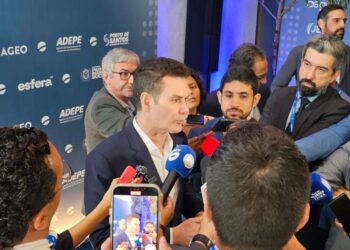 Ministro Jader Filho durante evento do Esfera Brasil