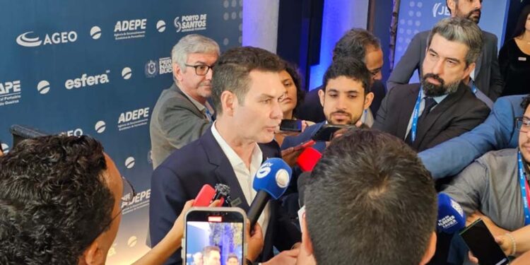 Ministro Jader Filho durante evento do Esfera Brasil