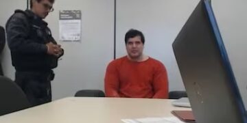 Na audiência, ao citar o que tinha feito no dia do crime, o empresário disse: “Só que não é a mesma roupa que eu estava de manhã”