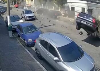 Caminhonete sai "voando" sobre a faixa de pedestres e atinge os outros veículos.