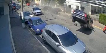 Caminhonete sai "voando" sobre a faixa de pedestres e atinge os outros veículos.