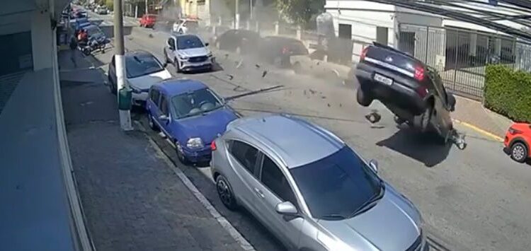 Caminhonete sai "voando" sobre a faixa de pedestres e atinge os outros veículos.
