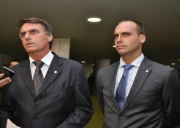 Mensagens reveladas pela PF expõem tensão entre Jair e Eduardo Bolsonaro