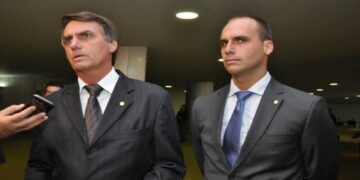 Mensagens reveladas pela PF expõem tensão entre Jair e Eduardo Bolsonaro