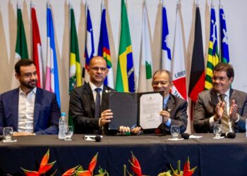 Nenhum governador foi à posse de Fernando Alexandre (à direita do documento da posse)