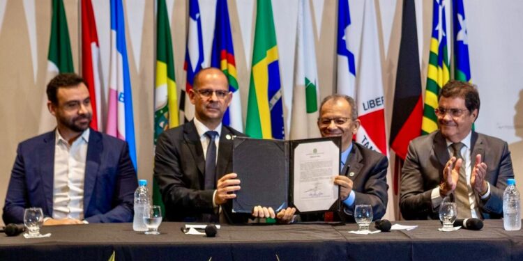 Nenhum governador foi à posse de Fernando Alexandre (à direita do documento da posse)