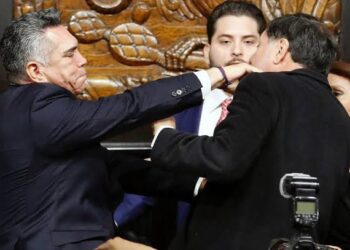 Gerardo Fernández Noroña, e seu colega da oposição Alejandro Moreno