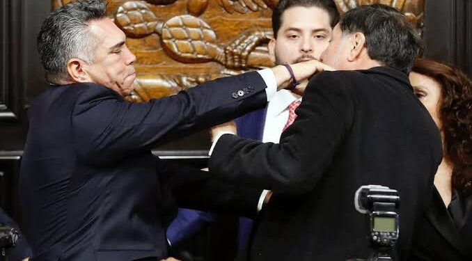 Gerardo Fernández Noroña, e seu colega da oposição Alejandro Moreno