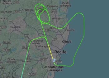 Avião da Azul pousa com atraso no Recife