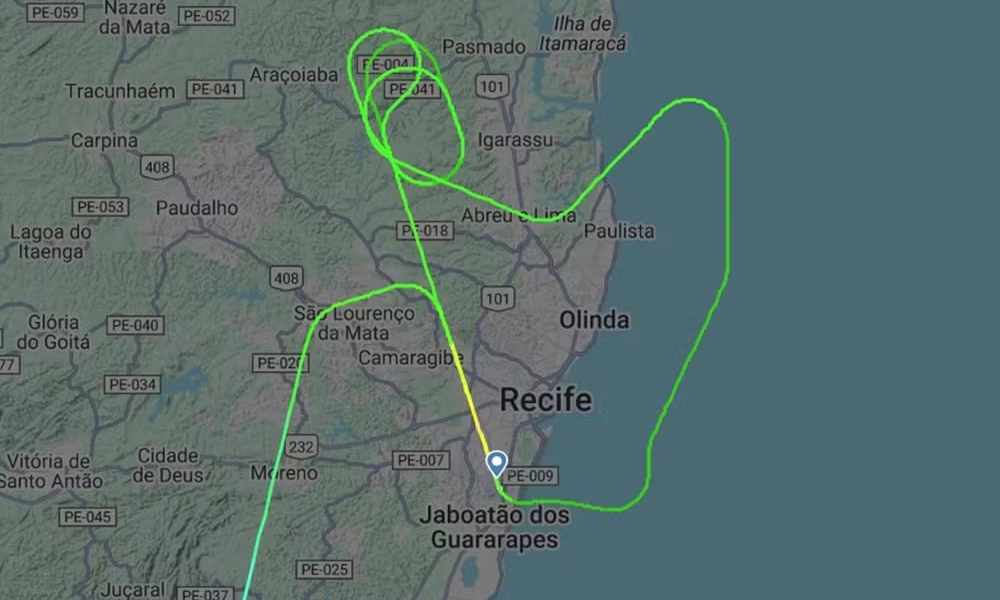 Avião da Azul sobrevoou em círculos antes de pousar no Aeroporto do Recife