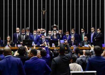A mesa da Câmara dos Deputados ocupada por bolsonaristas