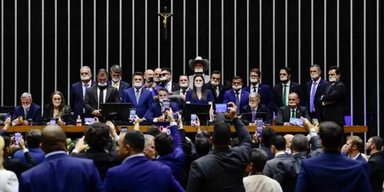 A mesa da Câmara dos Deputados ocupada por bolsonaristas