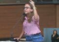 Vereadora Karin Santos critica colega durante debate sobre habitação