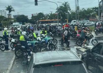 Motoqueiros protestam na Avenida Agamenon Magalhães por mais segurança e contra apreensões