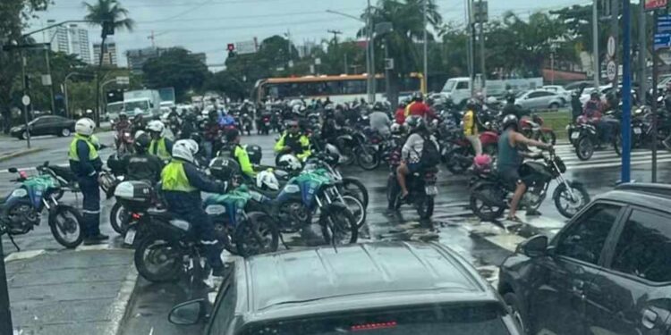 Motoqueiros protestam na Avenida Agamenon Magalhães por mais segurança e contra apreensões