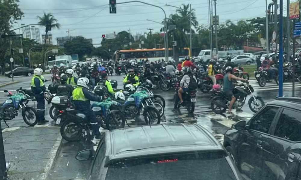 Motoqueiros param Agamenon Magalhães pedindo segurança e criticando apreensões na Arena Pernambuco