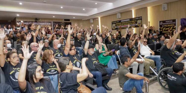 Duas centenas de papiloscopistas participaram da audiência pública na Alepe