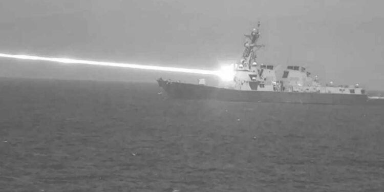 EUA oferecem recompensa recorde por Maduro e intensificam pressão militar na Venezuela