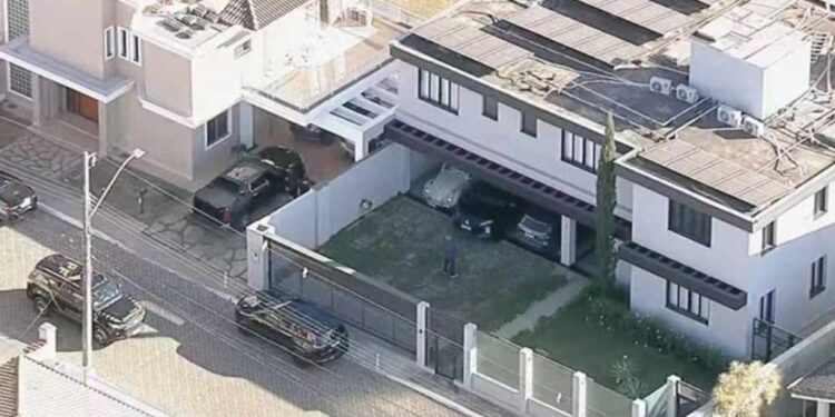 PGR rejeita pedido da PF para agentes dentro da casa de Bolsonaro