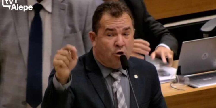 Junior Matuto diz que Raquel está "cagando e fazendo merda"