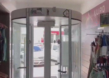Porta giratória com detector de metais em loja em Escada. Foto: Fabiano Cabral/Divulgação
