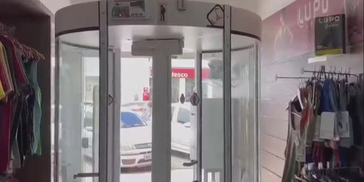 Porta giratória com detector de metais em loja em Escada. Foto: Fabiano Cabral/Divulgação